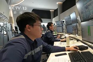 F1阿斯顿马丁车队大使造访海港获赠21号球衣，奥斯卡赠送签名球鞋